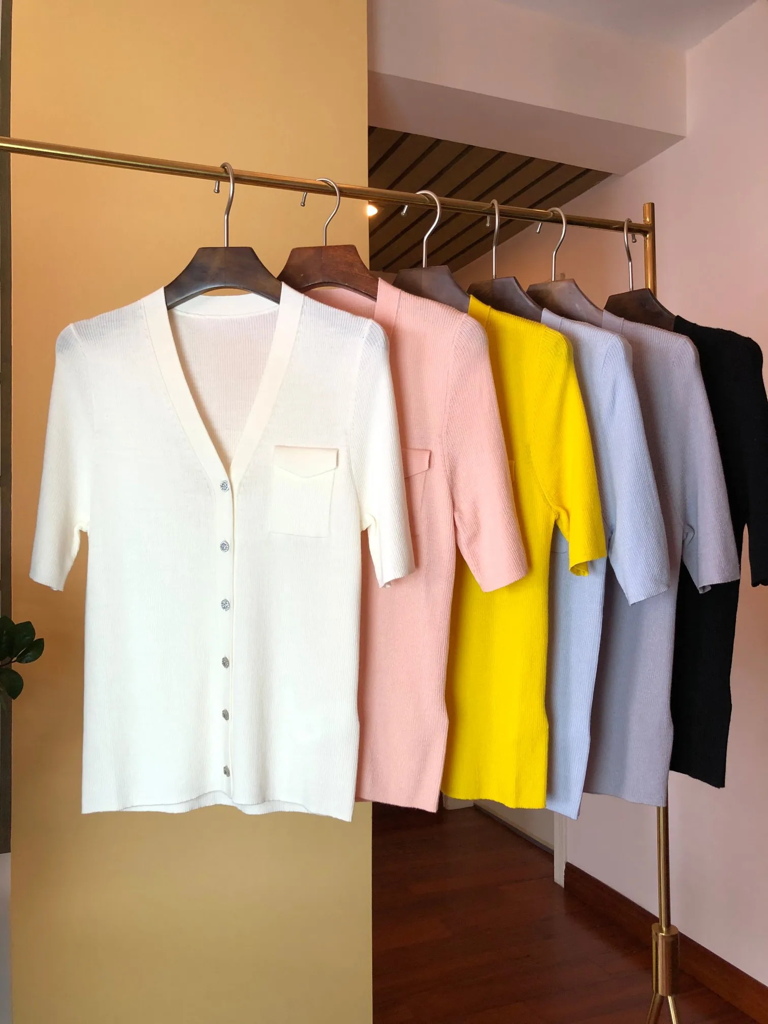 

Свитшот женский шерстяной на пуговицах с V-образным вырезом