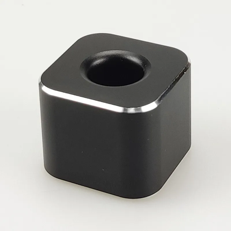 

Подставка для ручки из алюминия серебристого цвета