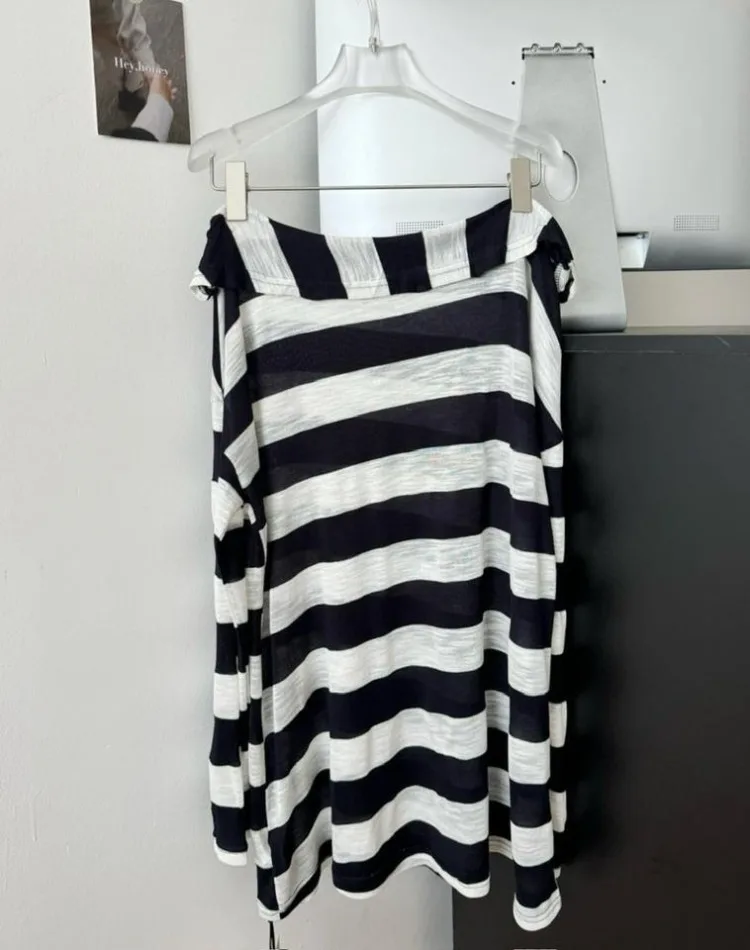 Футболка в полоску с косым воротником и открытыми плечами + облегающая кожаная