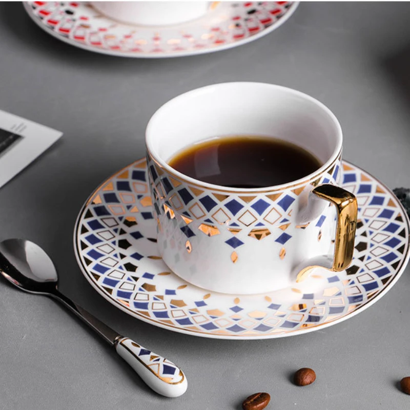Маленькая Роскошная керамическая кофейная чашка и блюдце в европейском стиле