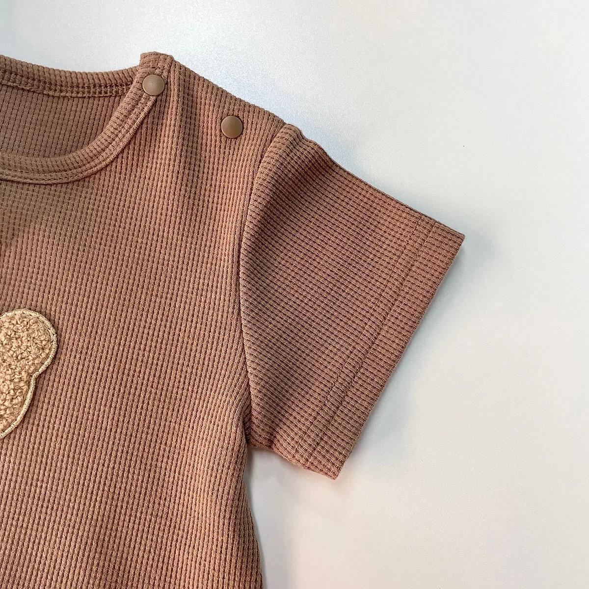 Хлопковый комбинезон для новорожденных с вафельными нашивками и коротким