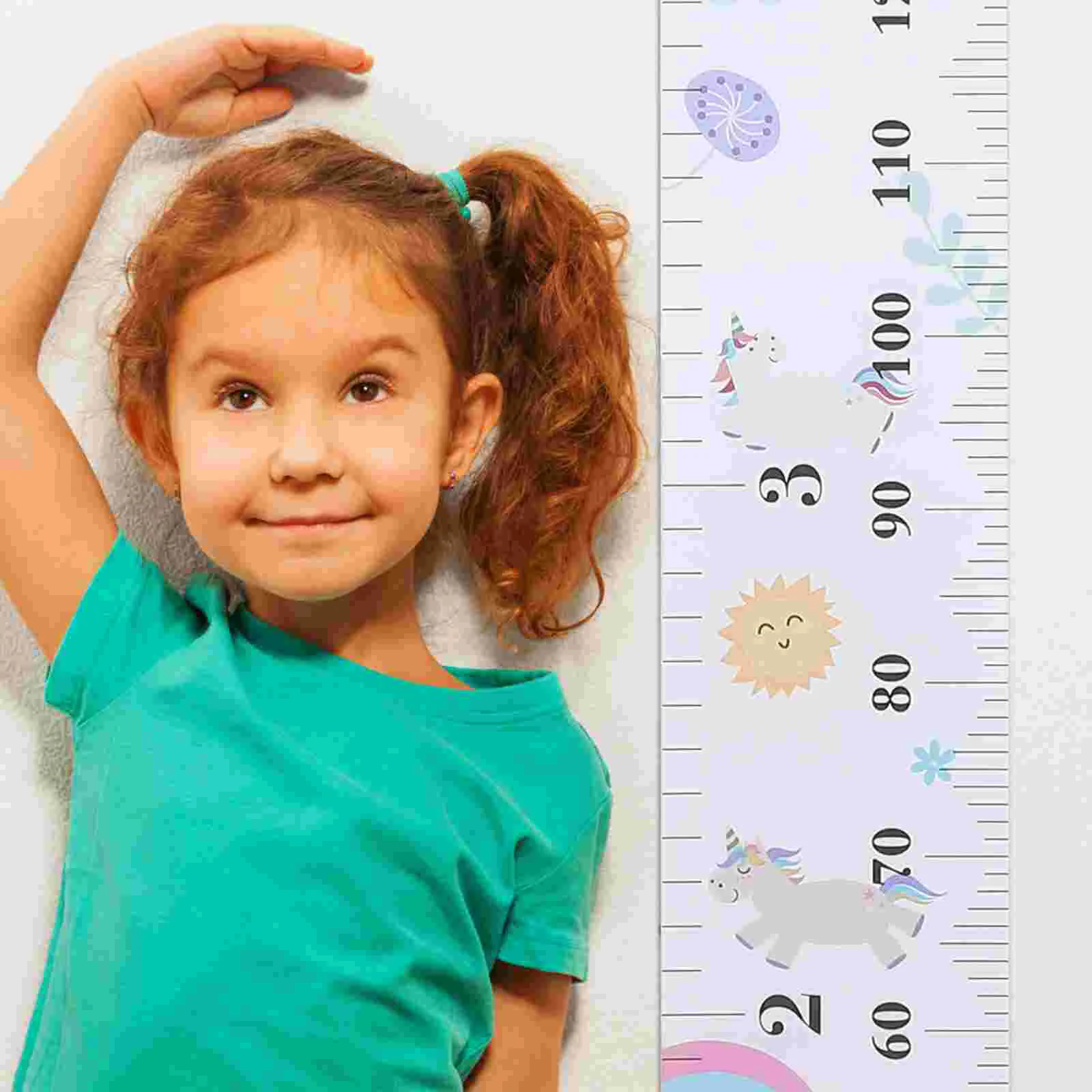 Child height. Измерение роста ребенка. Ребенок меряет рост. Девочка измеряет рост. Замедление роста у детей.
