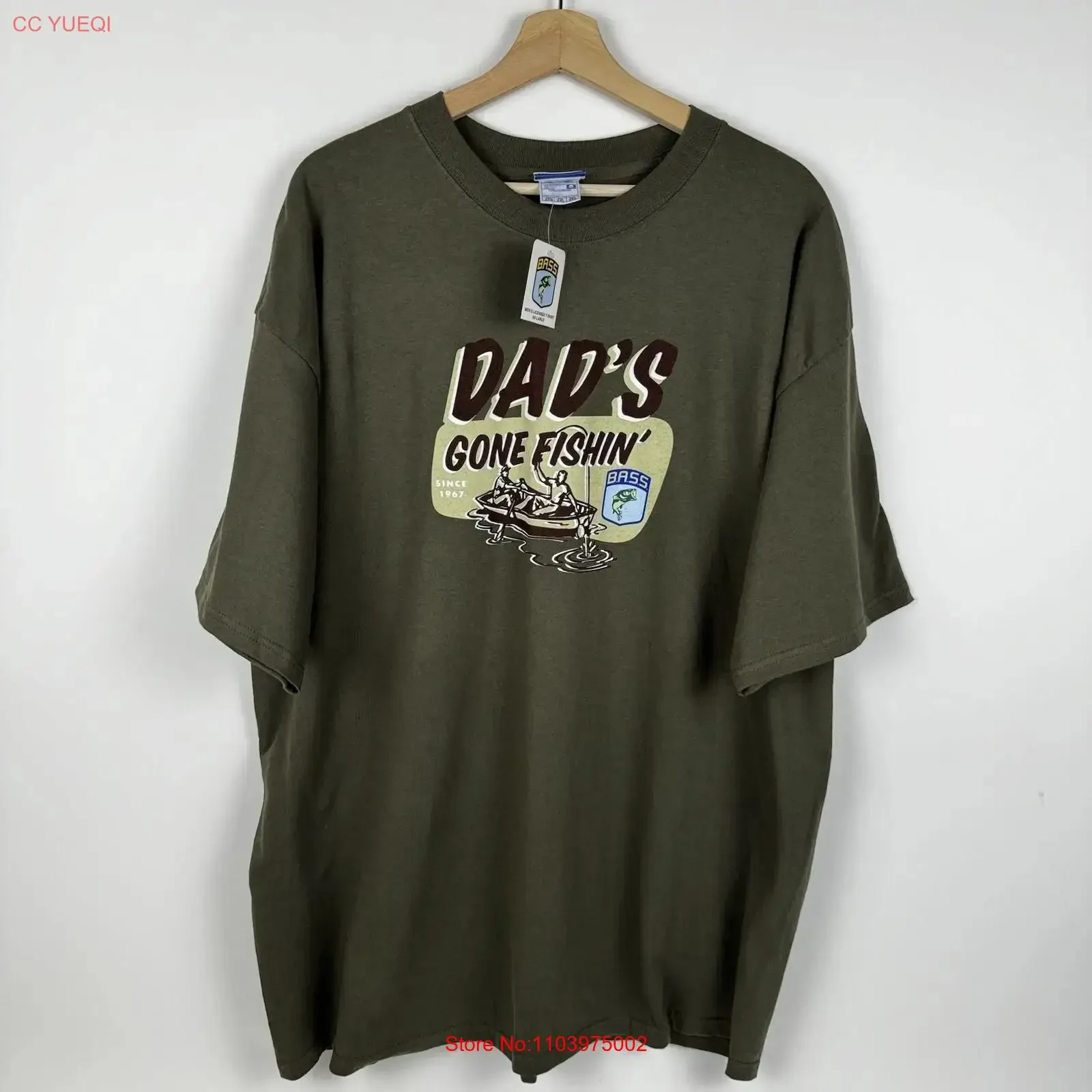 Фото Футболка BASS Bassmaster T Shirt Dad's Gone Fishin Green, мужская, размеры 2XL, XXL, винтажная, с эффектом потертости, дышащая, модная, для повседневной носки, слегка состаренная №1