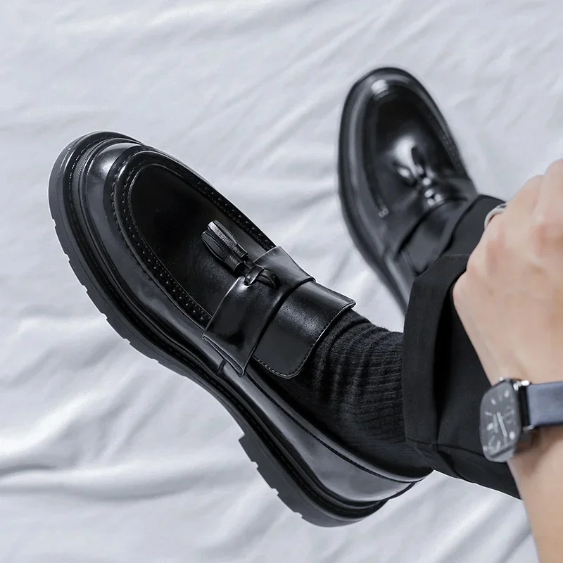 

Туфли мужские классические с бахромой, брендовые Роскошные лоферы, толстая подошва, низкий каблук, деловая обувь в британском стиле, черные