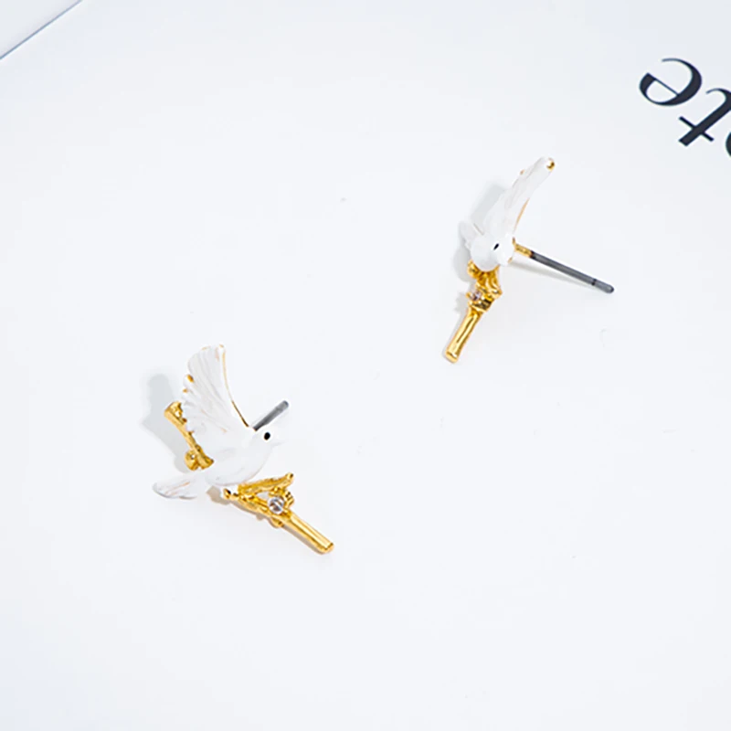 

Jaeeyin 2021 модные трендовые Необычные эмалированные серьги-гвоздики ручной работы с белыми голубями золотого цвета аксессуар для животных лет...