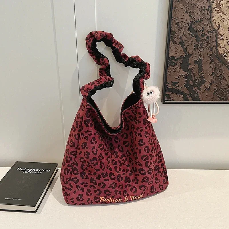 Женская сумка через плечо с реверсивной застежкой и леопардовым принтом