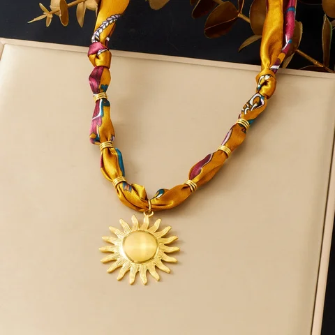 DIEYURO Золотой солнечный кулон на коричневой цепочке