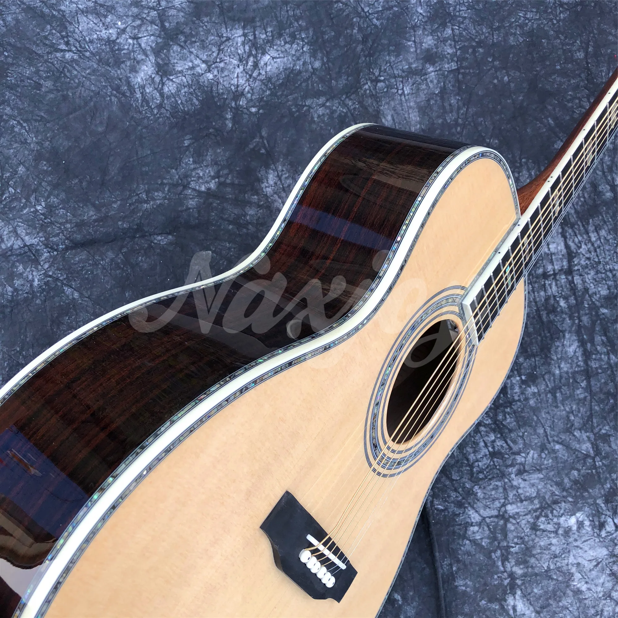 Изготовленная на заказ 40-дюймовая верхняя часть из цельной ели типа OM