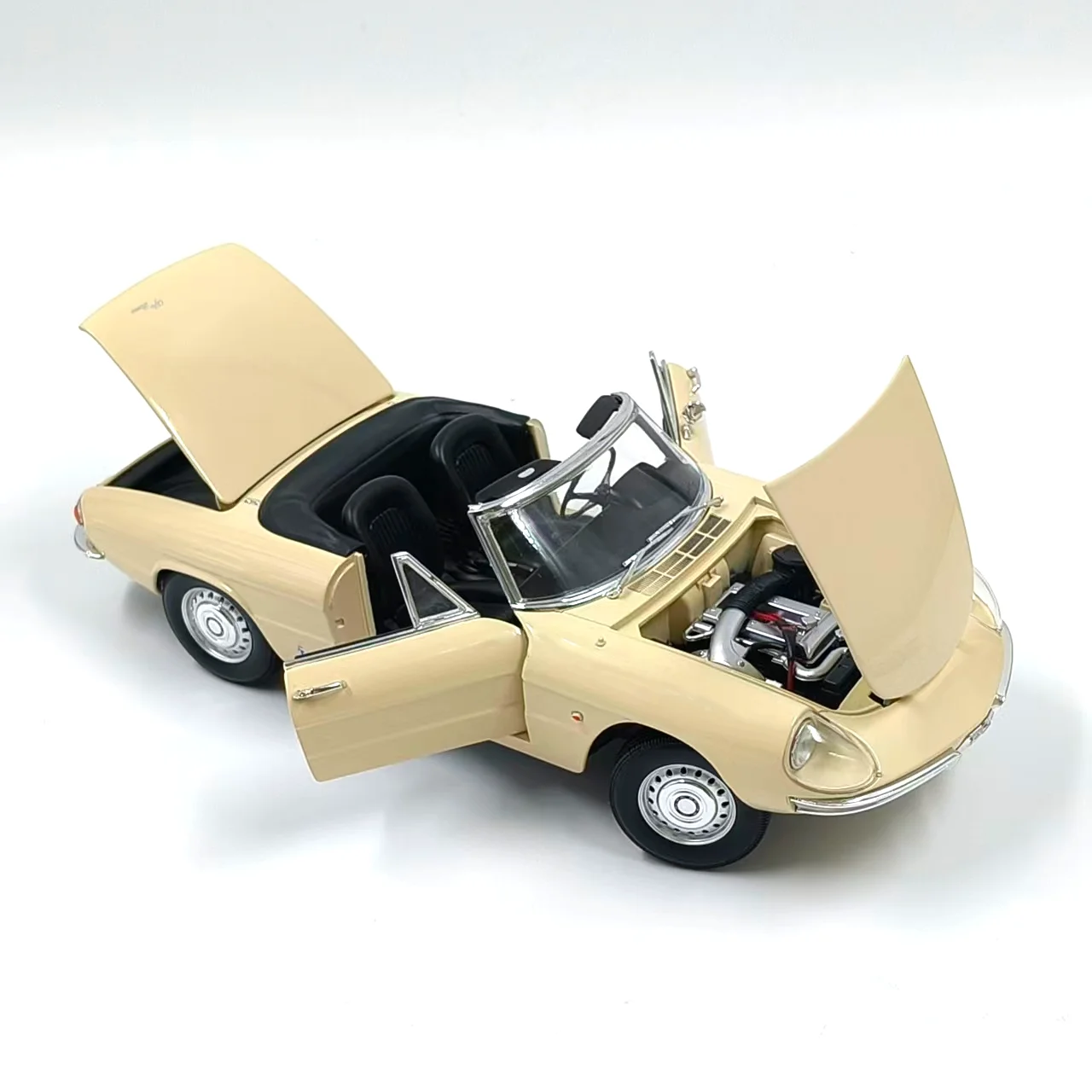 Фото Модель автомобиля Duetto Spider 1966 года из литого металла, масштаб 1:18, серия Diecast TOURING №5