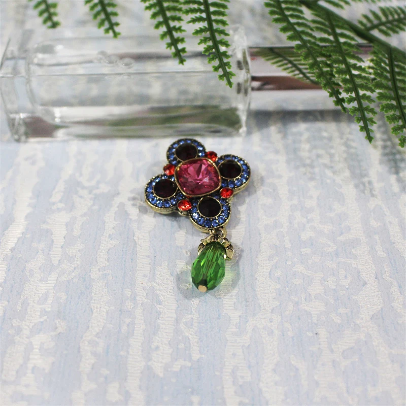 Женская брошь в виде искусственных цветов