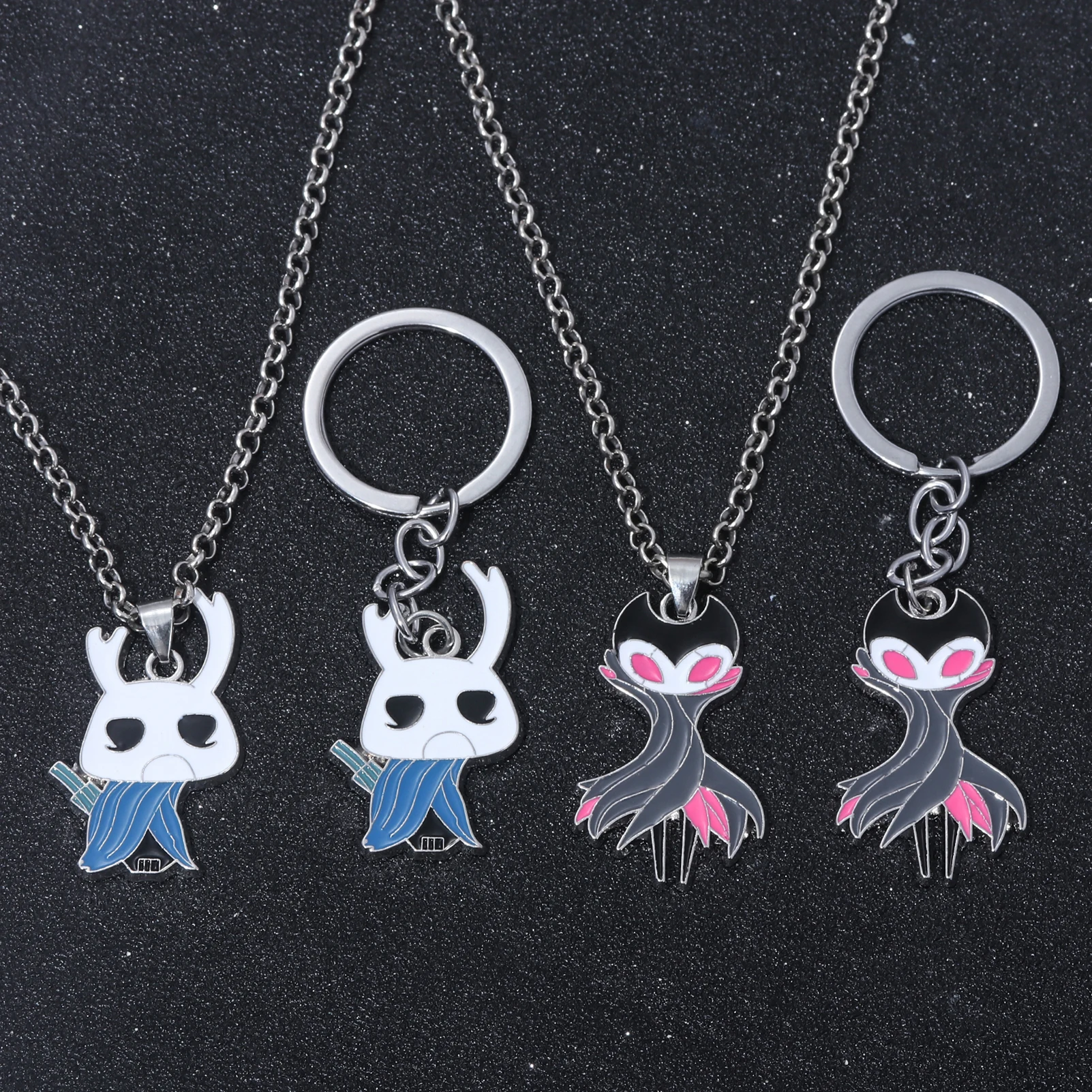 Цепочка с металлической подвеской в виде рыцаря