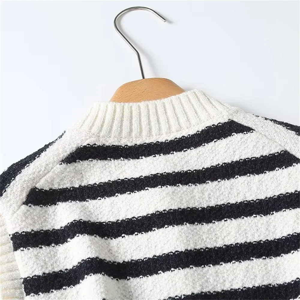 Вязаный жилет в черно-белую полоску круглый вырез однобортный шикарный топ