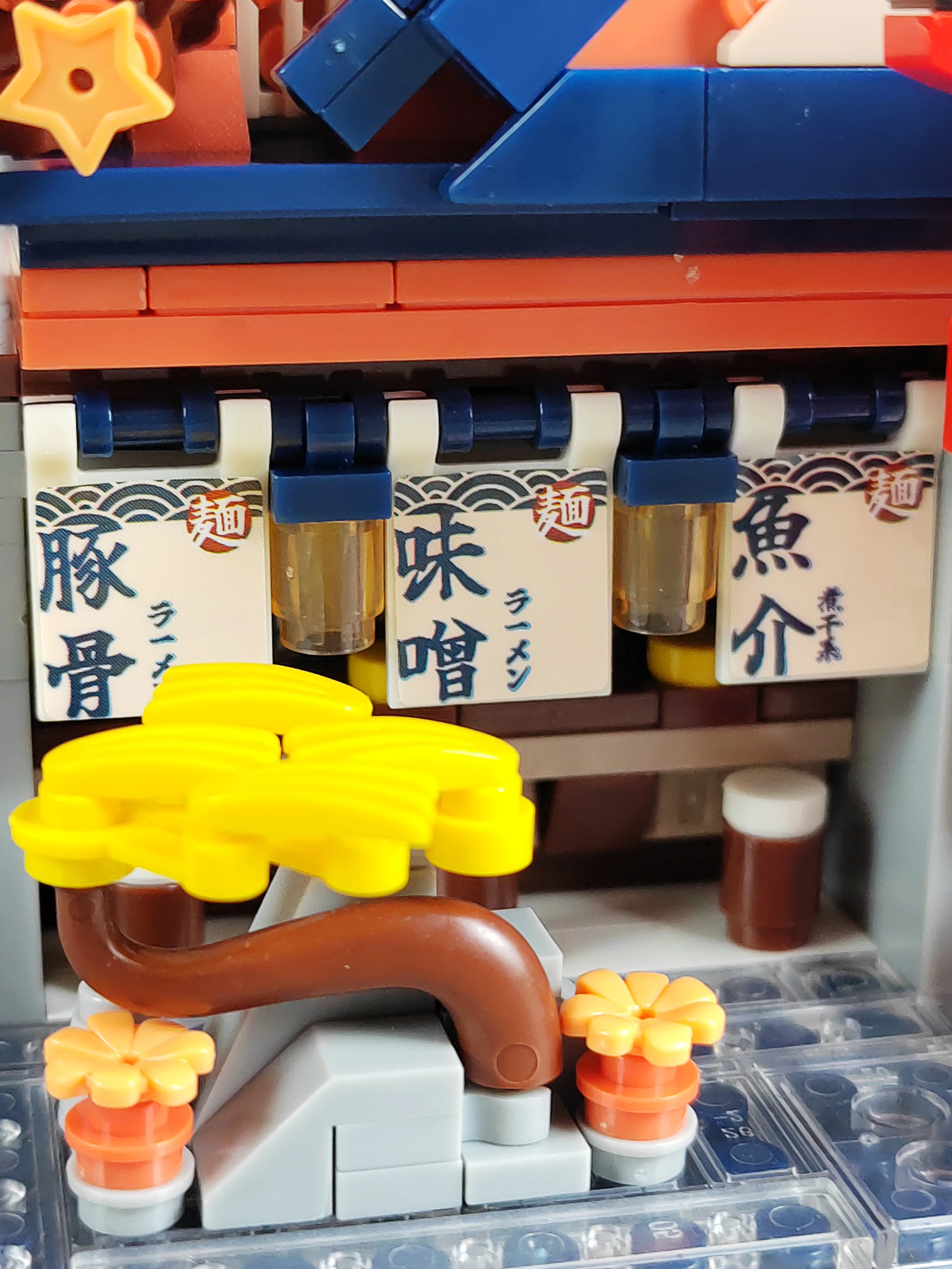 Городской вид на улицу магазин кирпичей лапша пицца десерт архитектура