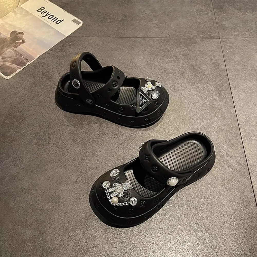 

Web celebrity female outside cool slippers to wear the new summer 2023 super fire hole hole shoes fashion diamond thick bottom s