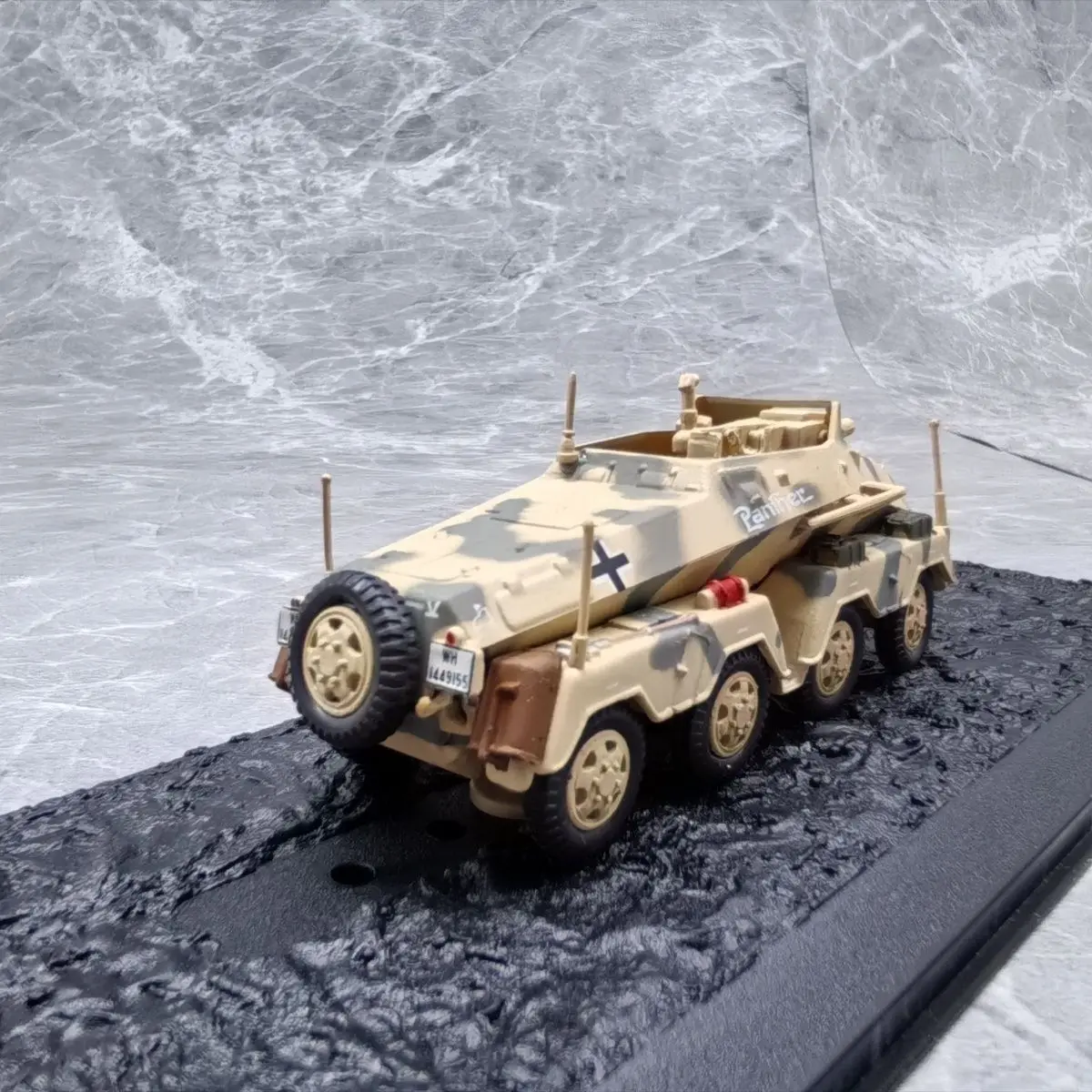 Фото Масштабная модель немецкого восьмиколесного автомобиля Sd.Kfz.233 1943 года (1/72) из сплава (основной корпус) и пластика, сувенир. №3