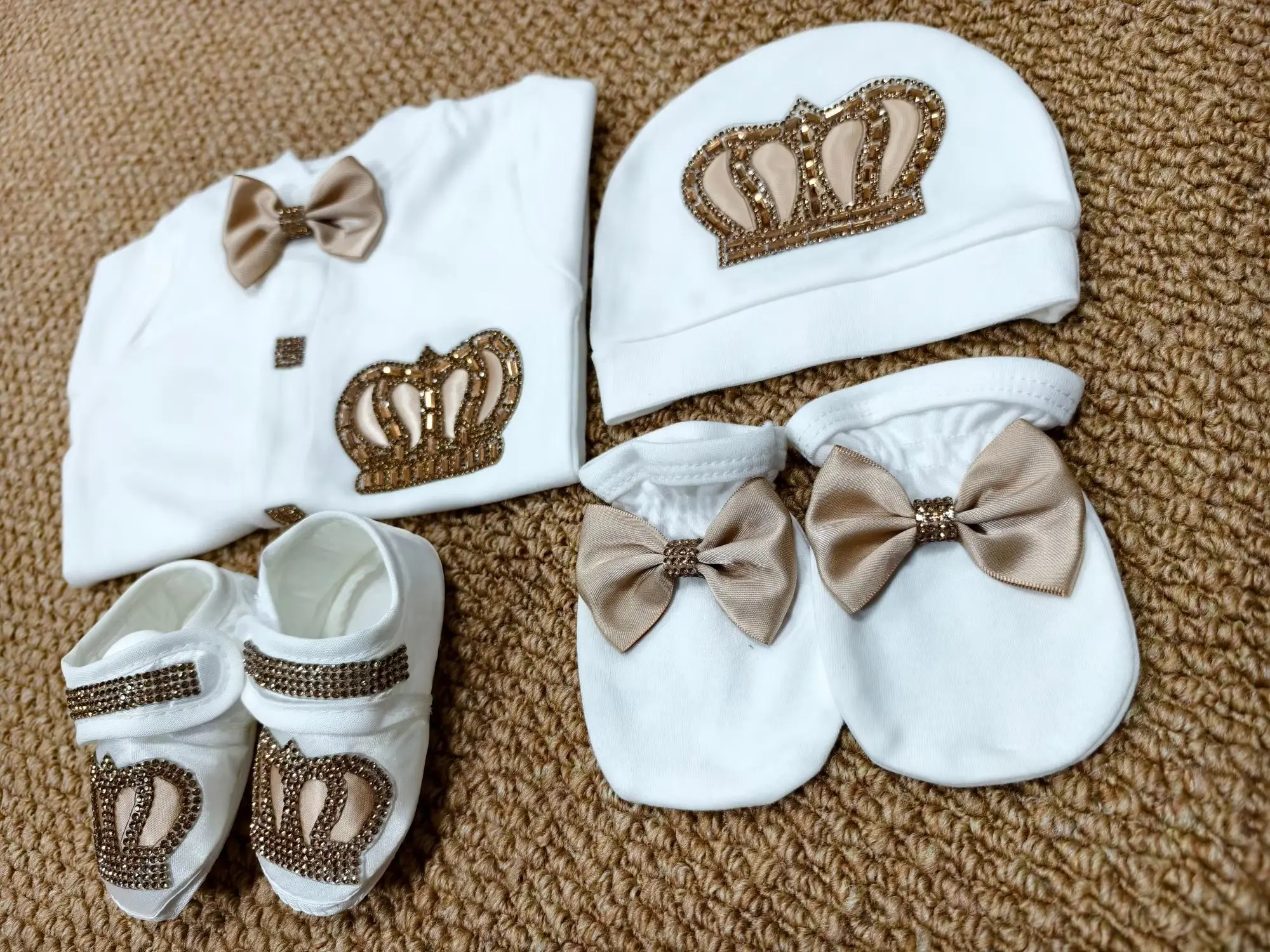 Фото Элегантный комплект одежды для новорожденных из 4 предметов: белый комбинезон с золотым бантом, шапочка, пинетки и перчатки для выписки из роддома №1