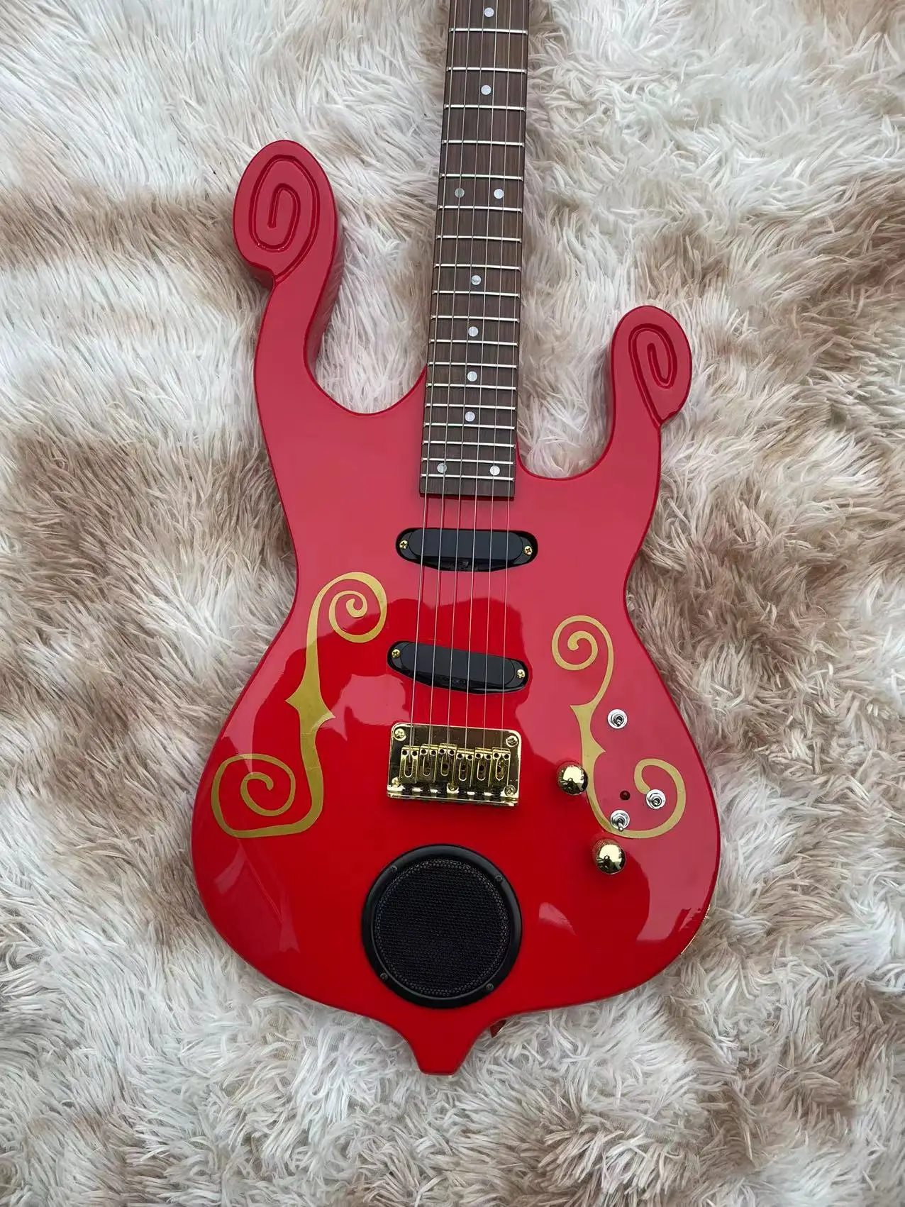 

Chinese style split electric guitar, red guitar, tall and shiny, scroll head, real shipping pictures, free delivery home, 50 day