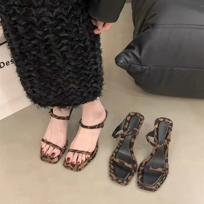 Туфли женские с ремешком на пятке высокий каблук Леопардовый принт классические