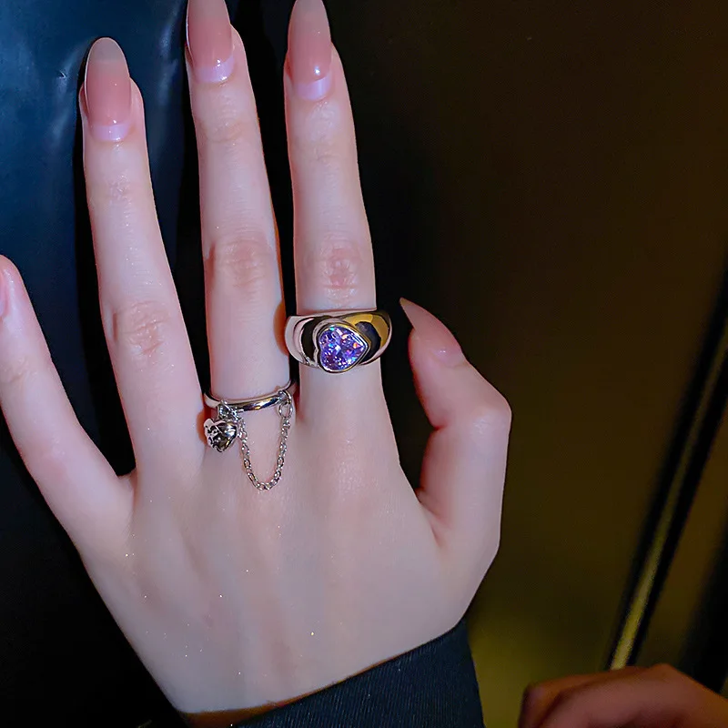 

Женское кольцо с инкрустированными бриллиантами и кисточкой