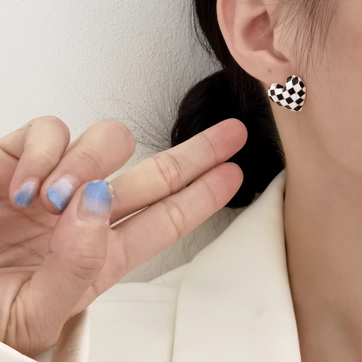 

2021 new pop style pierced earrings female Japan and South Korea love black and white checkerboard lattice Earrings lovely