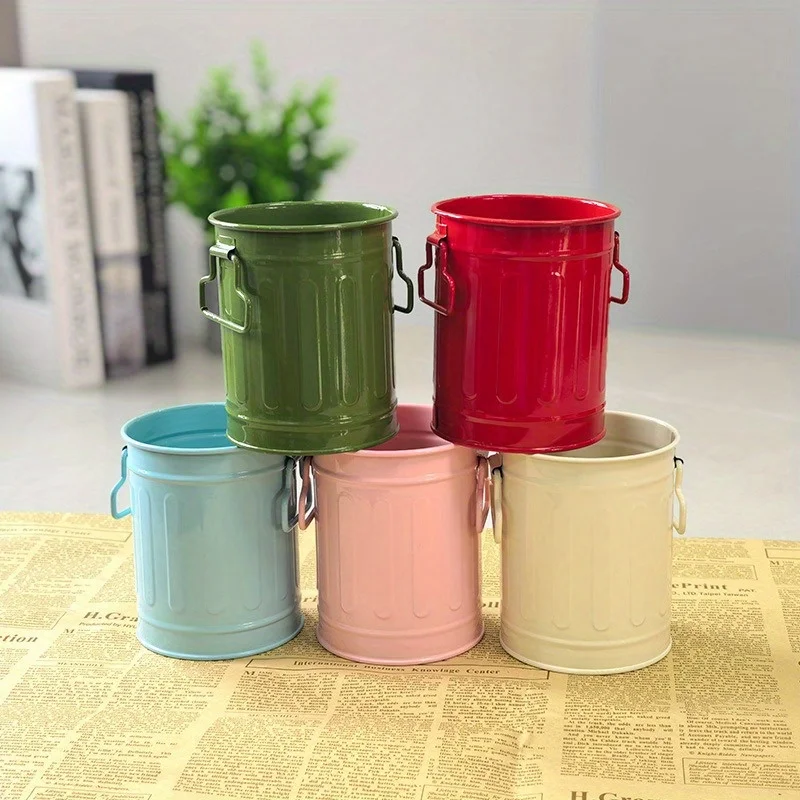 

Железный цилиндрический держатель для ручек