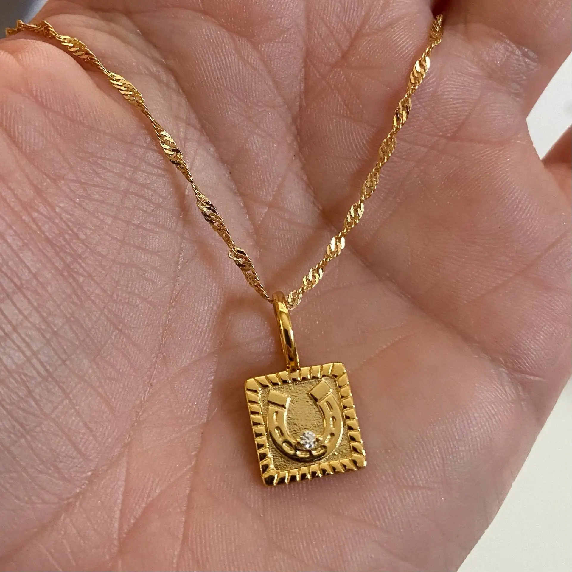 

U-shaped horseshoe necklace Lucky symbol embedded zirconium necklace Zircon stainless steel titanium steel necklace furnace inne