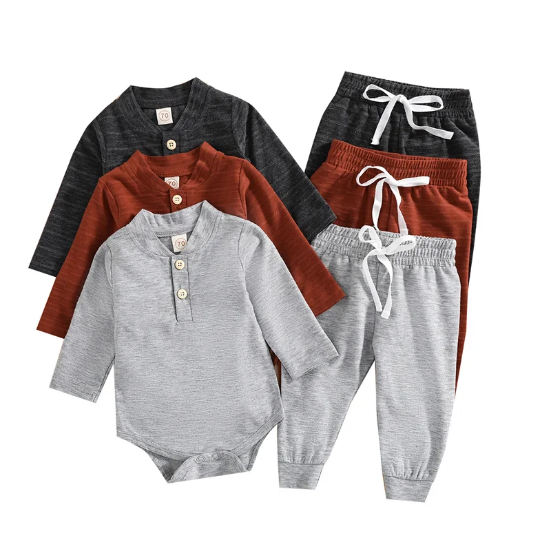 

Комбинезон на пуговицах с длинным рукавом и брюки с эластичным поясом