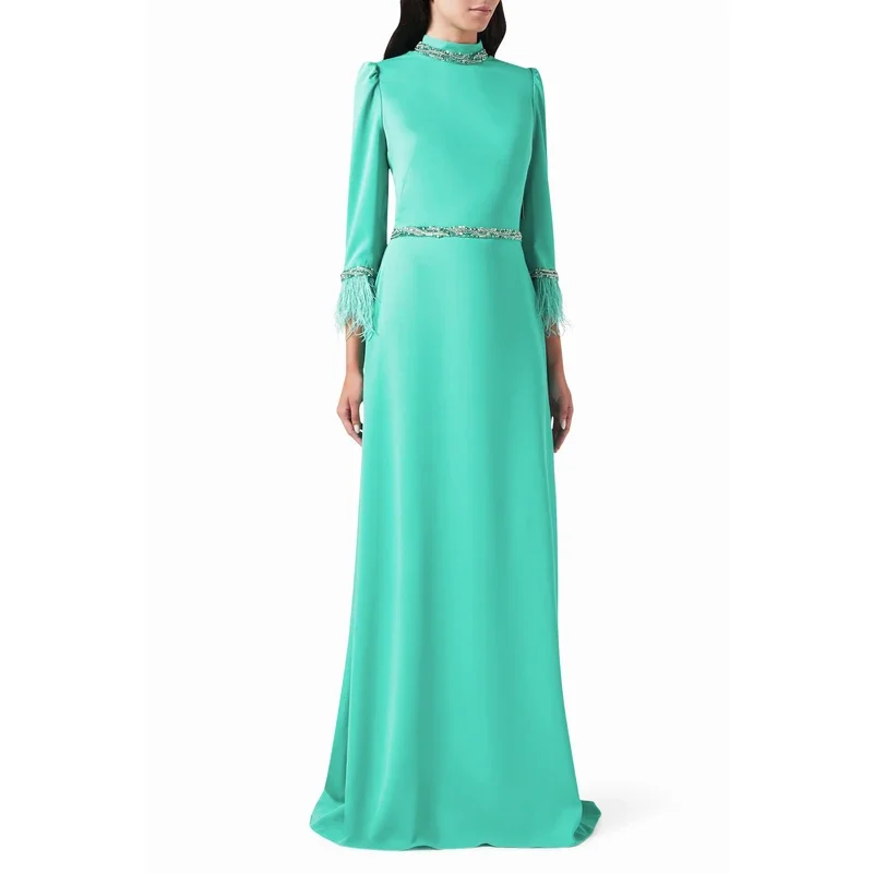 Зеленые вечерние платья с высоким воротом расшитые бисером длиной до пола