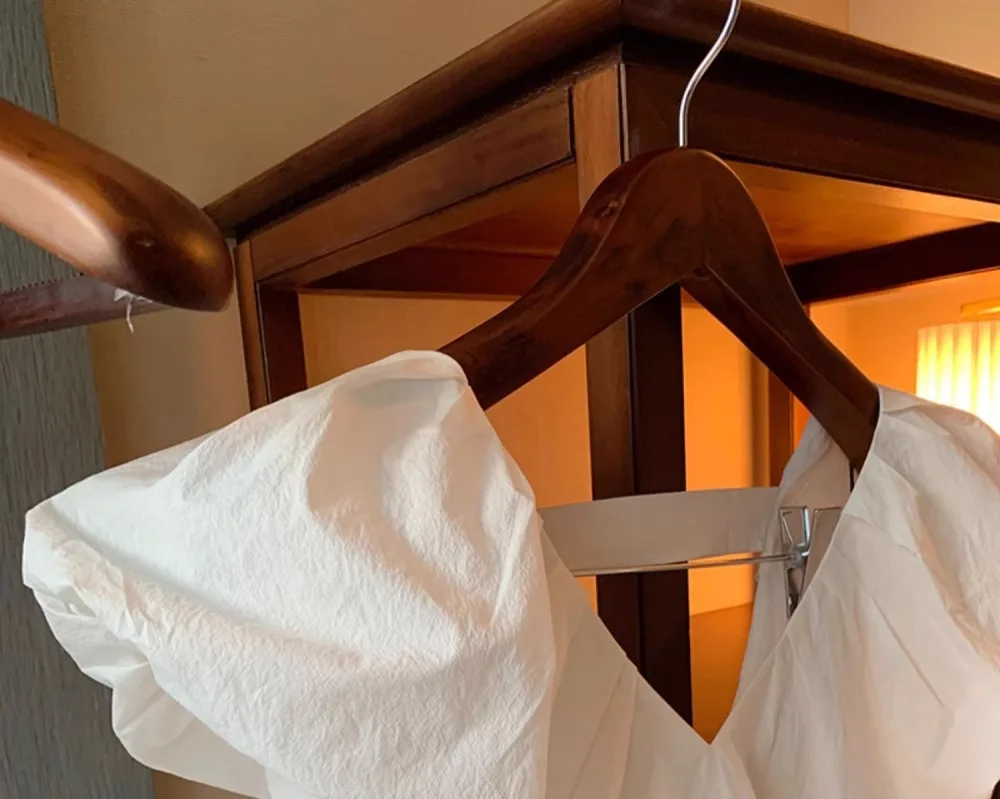 Блузка женская свободного покроя с V-образным вырезом и коротким рукавом