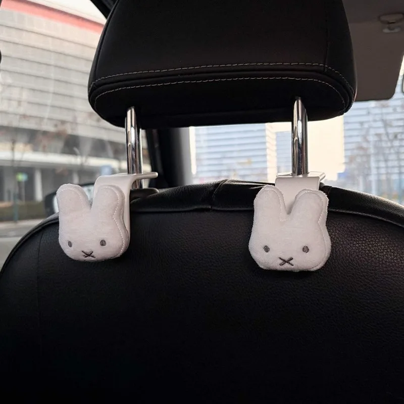 Фото Креативный автомобильный крючок Miffy с принтом мультяшного кролика, многофункциональный, стильный, для заднего сиденья, модное украшение интерьера автомобиля. №3