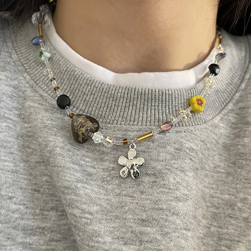 

Glass necklace retro simple beaded flowers clavicle chain necklace female niche design sense
