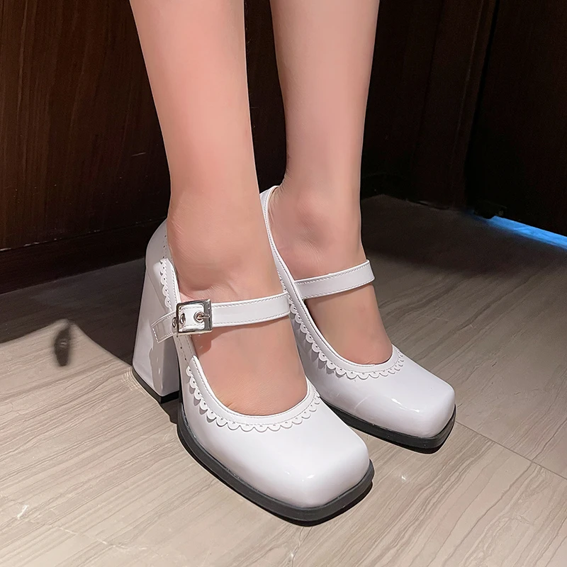 Туфли-лодочки из лакированной кожи с волнистыми краями и металлической пряжкой