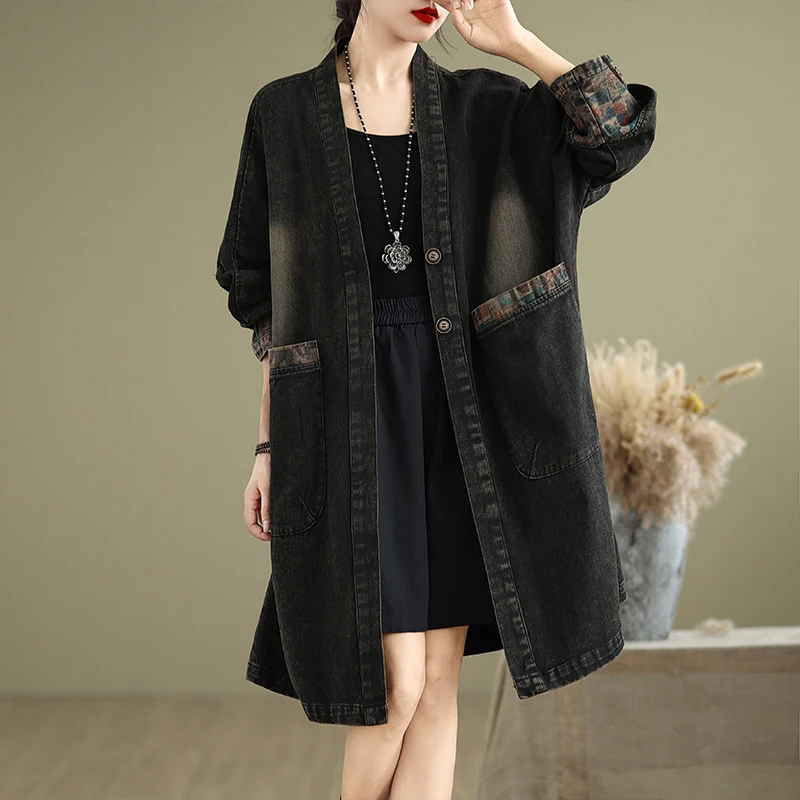 Женская джинсовая куртка с V-образным вырезом и большими карманами