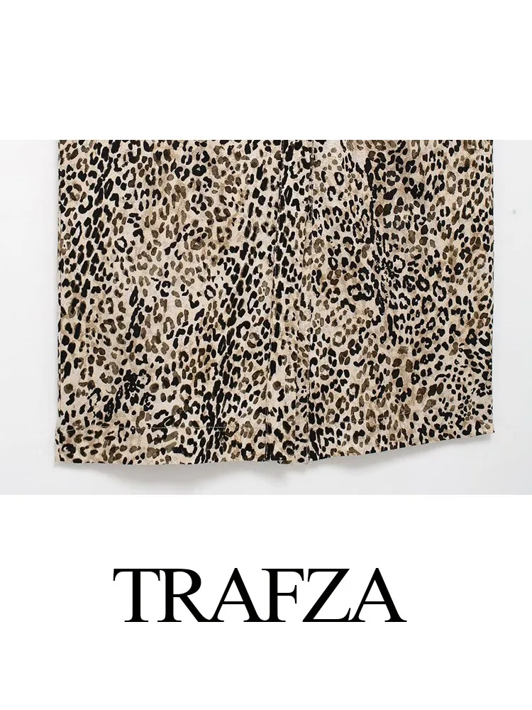 Женское платье средней длины с леопардовым принтом лямкой на шее