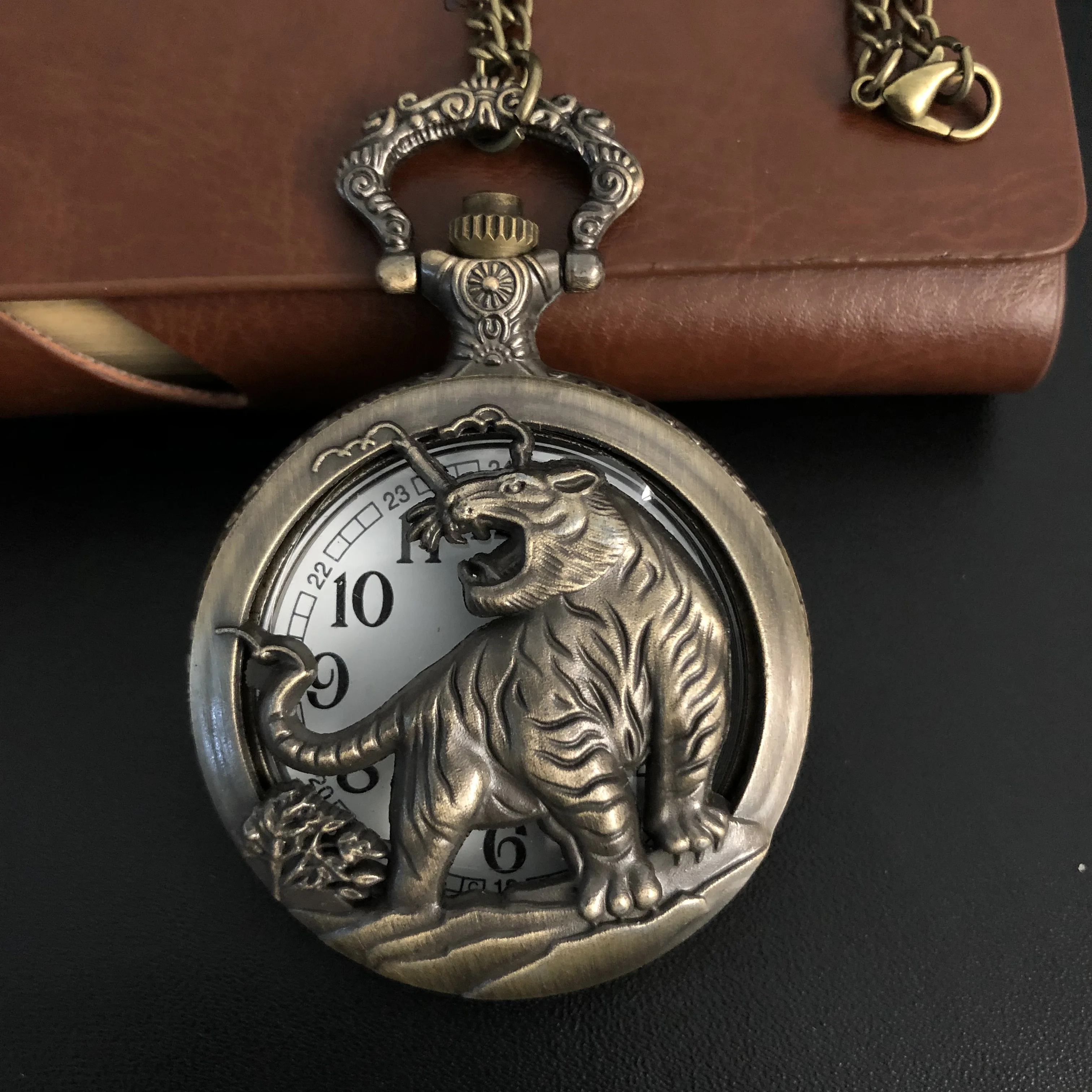 

Изысканный Китайский Зодиак тигр Резной большой циферблат кварцевые карманные часы ожерелье кулон подарки для мужчины с цепочкой Fob