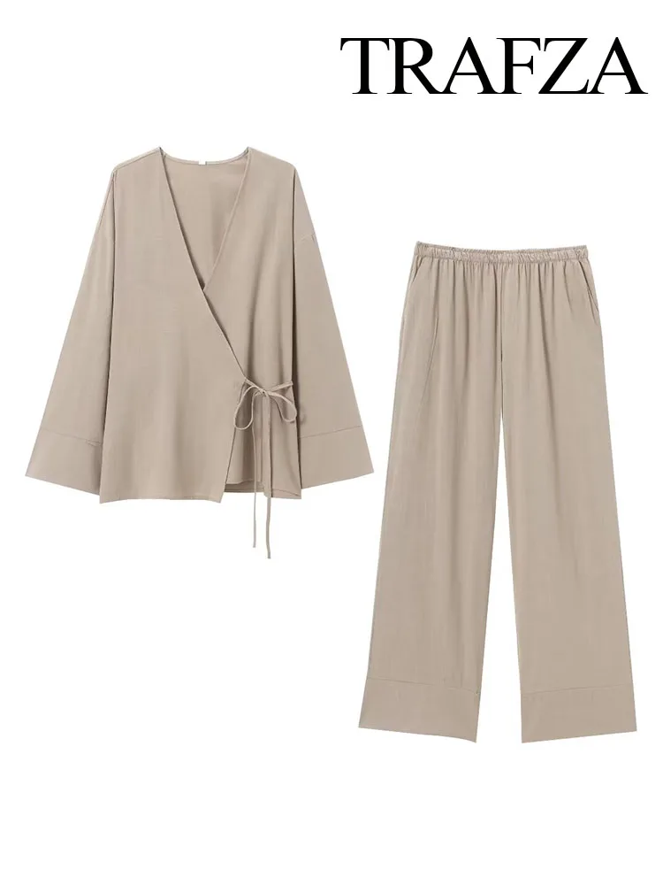 Женский комплект из блузки и брюк с V-образным вырезом