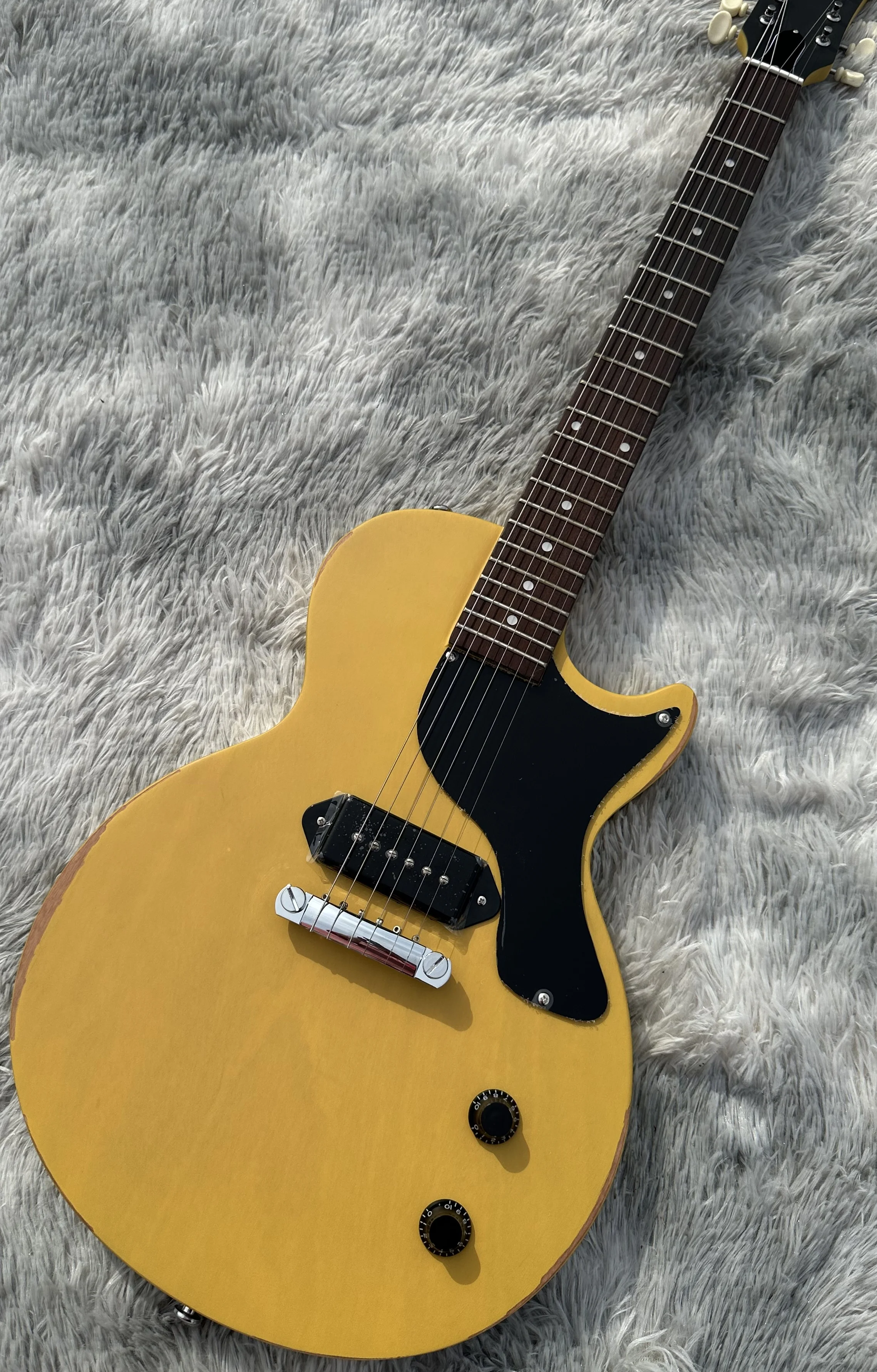 Стандартная электрогитара телевизор цвет натурального дерева матовый черный