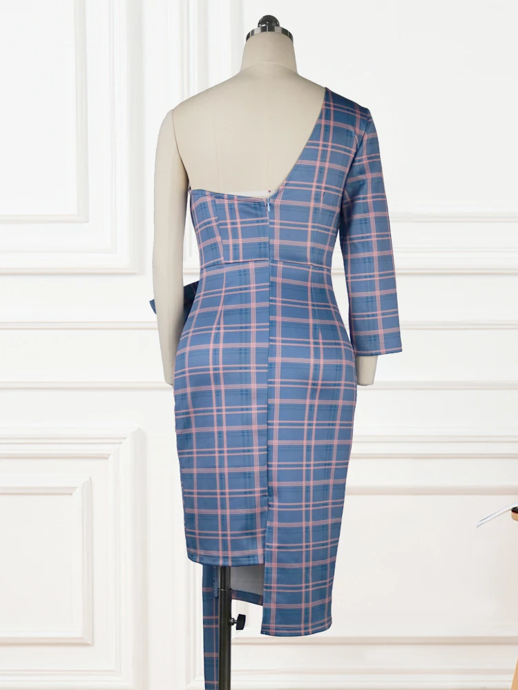 Платье женское клетчатое с баской асимметричным рукавом на одно плечо в