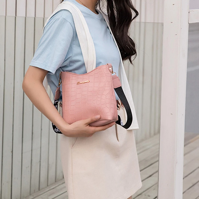 Женская сумка-мессенджер из крокодиловой кожи