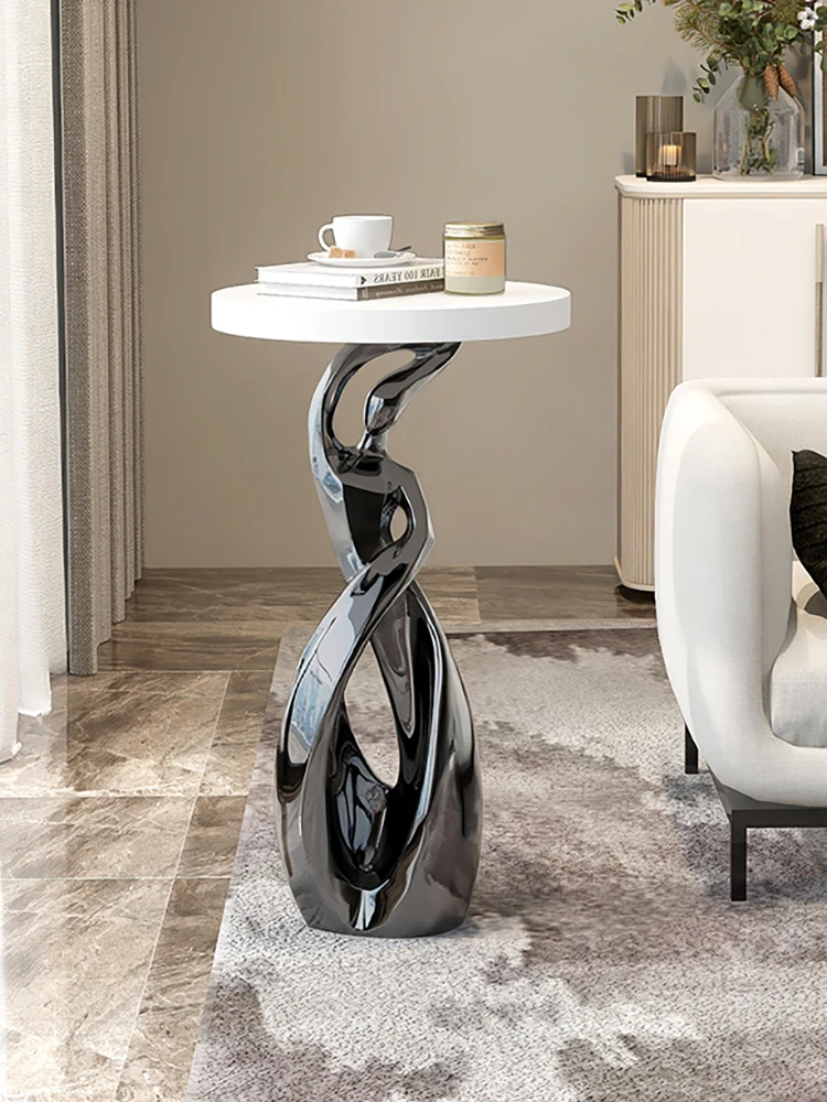 Кофейный столик в абстрактном стиле