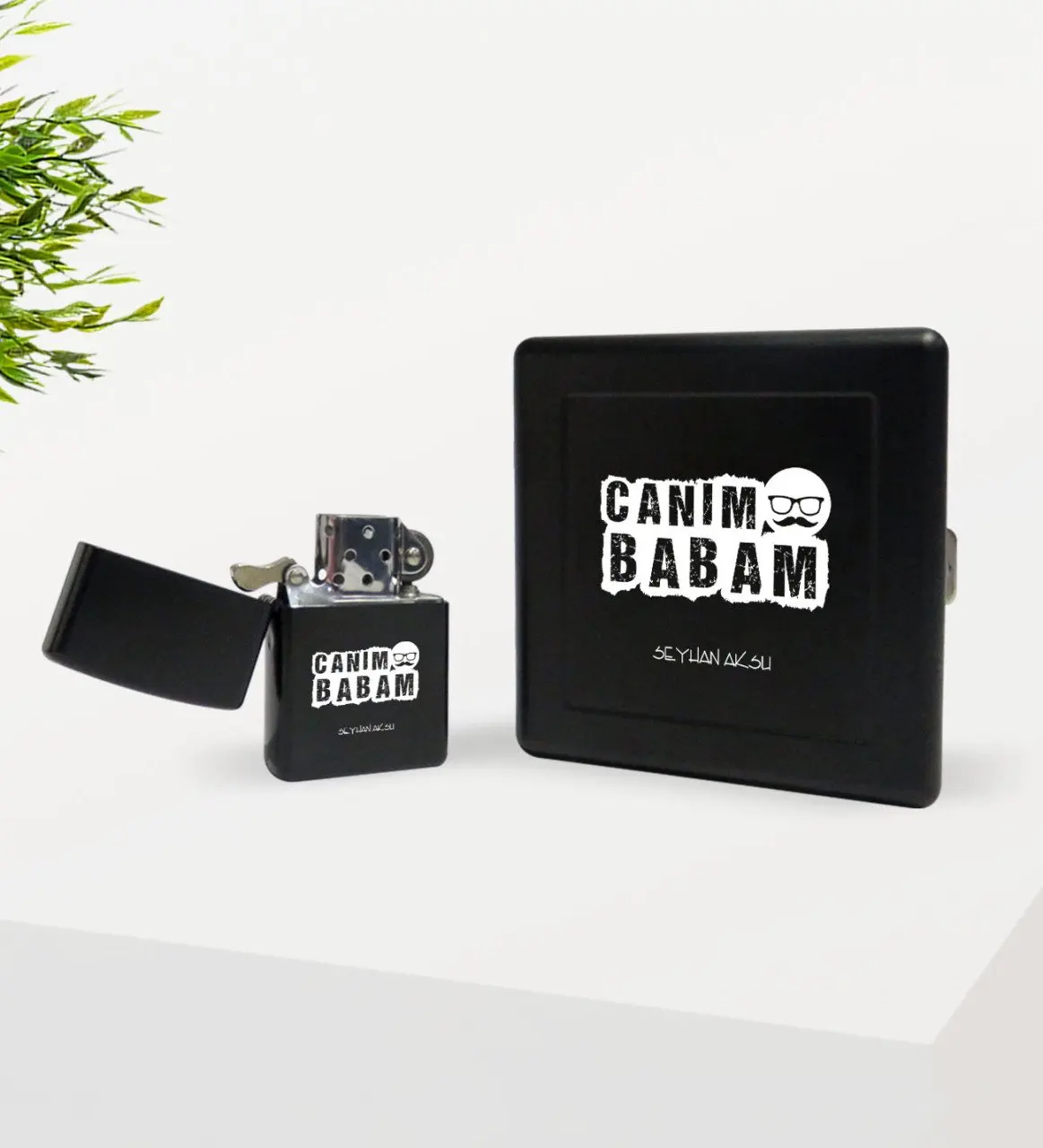 

Персонализированный черный металлический чехол для сигареты и бензиновая зажигалка