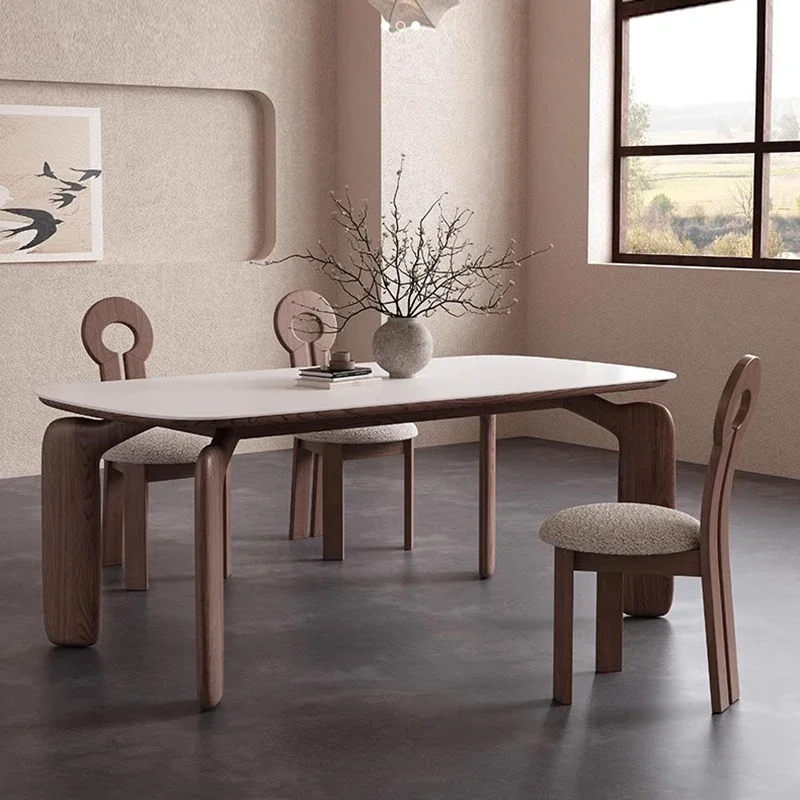 Деревянный обеденный стол