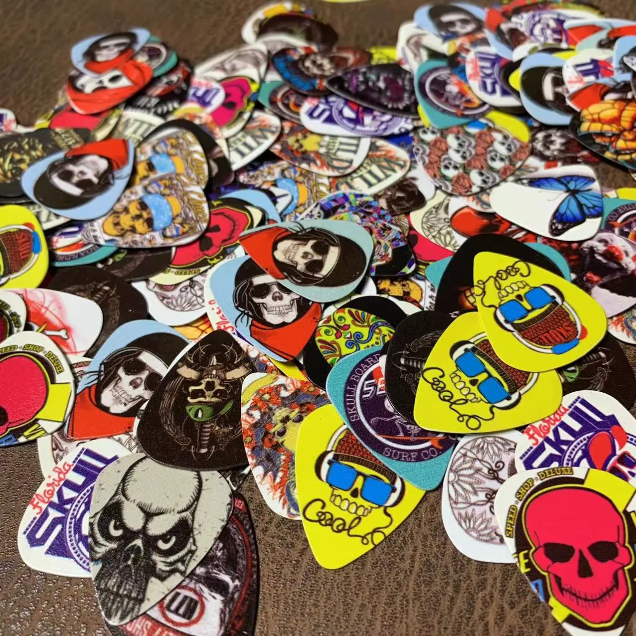 

100PCS 0.46 Mm 0.71mm Celluloid Guitar Picks Mediator for Acoustic Electric Skull Pattern Random