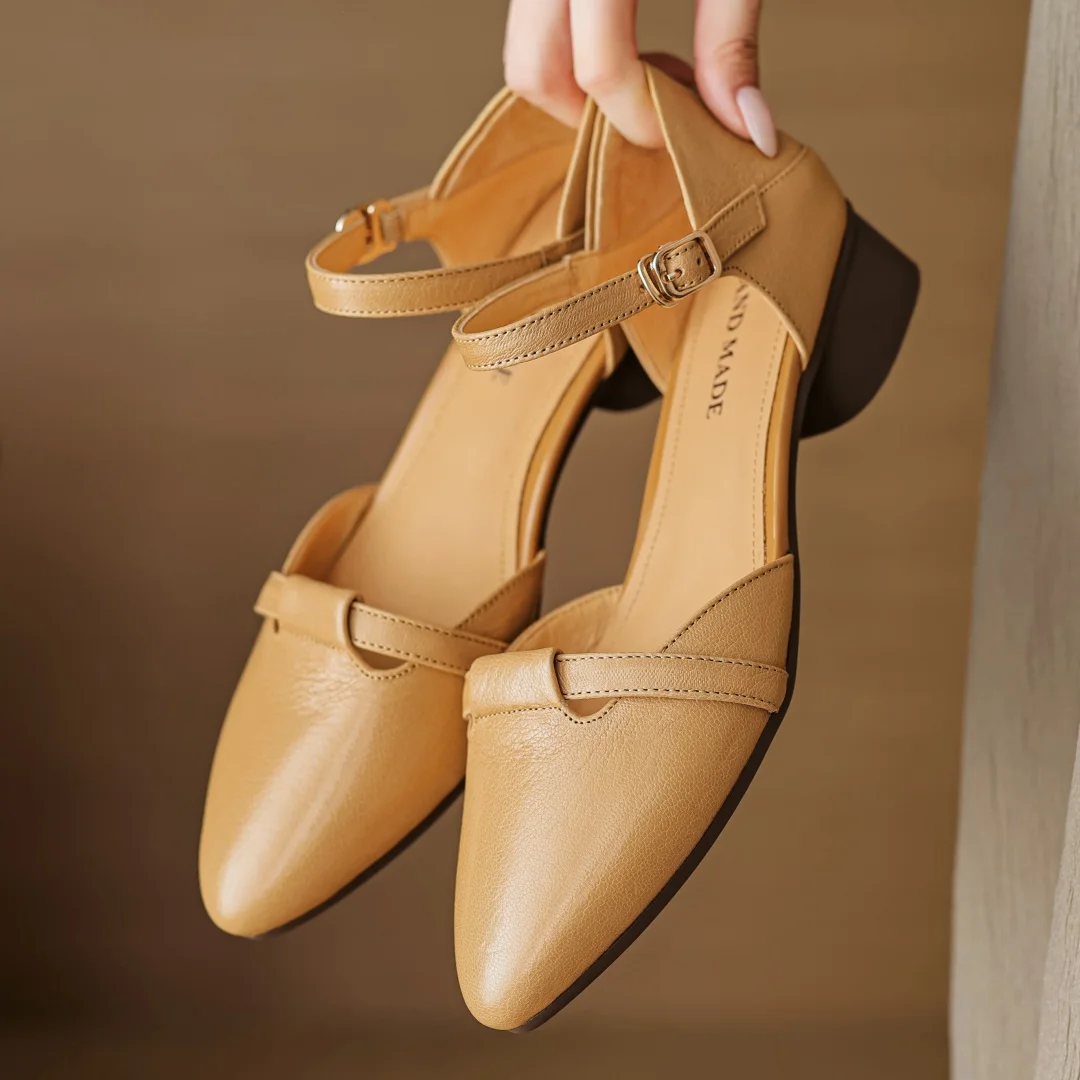 Женские босоножки из натуральной кожи с острым носком и ремешком на щиколотке