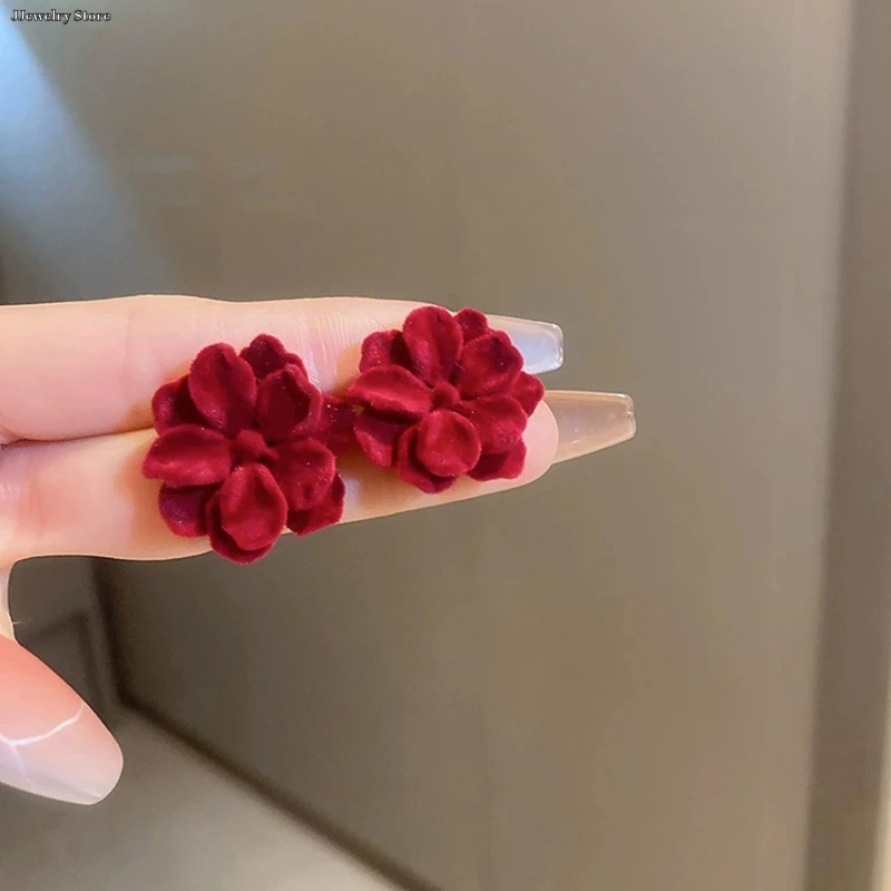 Женские серьги-гвоздики в виде лепестков на осень/зиму