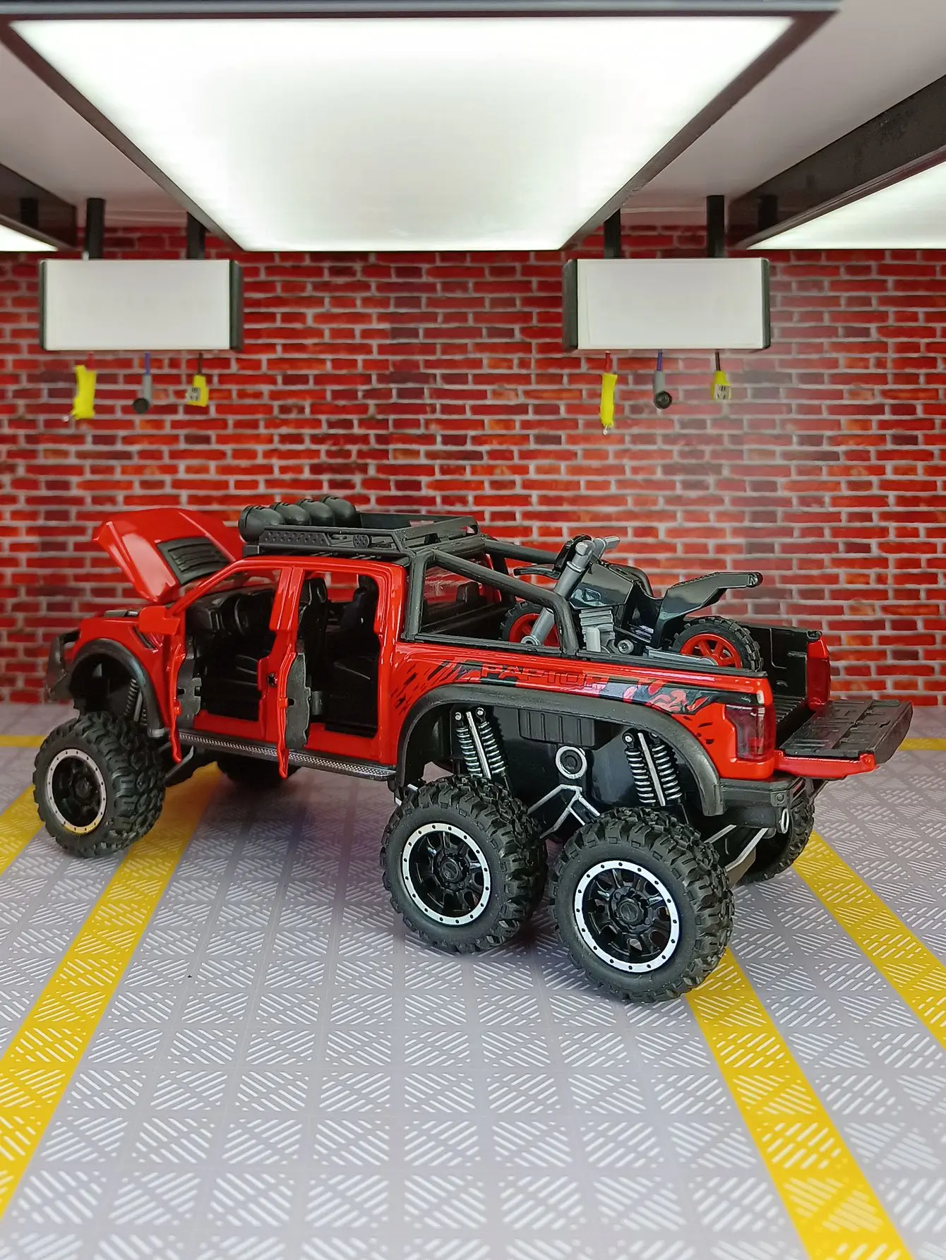Фото Модель автомобиля Ford Raptor 1:24 с функцией имитации, версия с мотоциклом, из сплава, с открывающимися дверями и капотом, со звуковыми и световыми эффектами, в комплекте с подарками. №2
