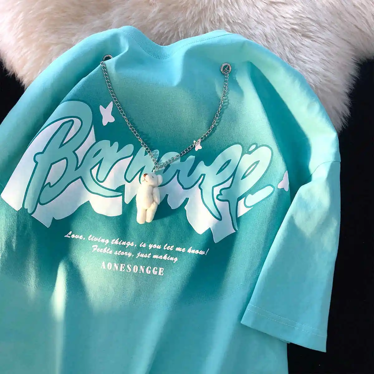 

Bear ornaments niche short-sleeved t-shirt women's 2022 summer new Korean version loose design sense college wind top trend