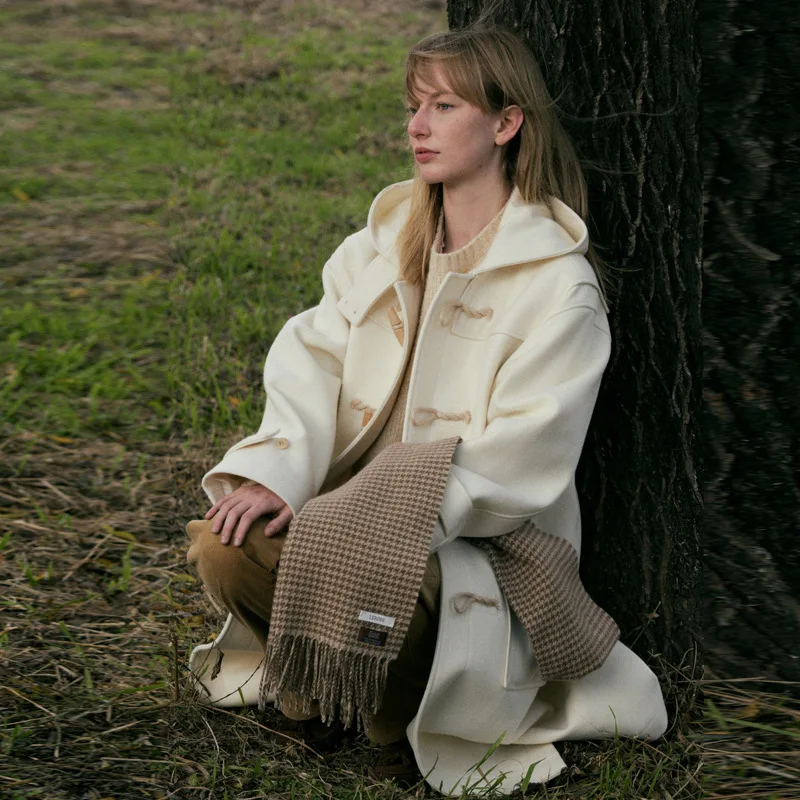 Пальто женское шерстяное средней длины с капюшоном на осень/зиму