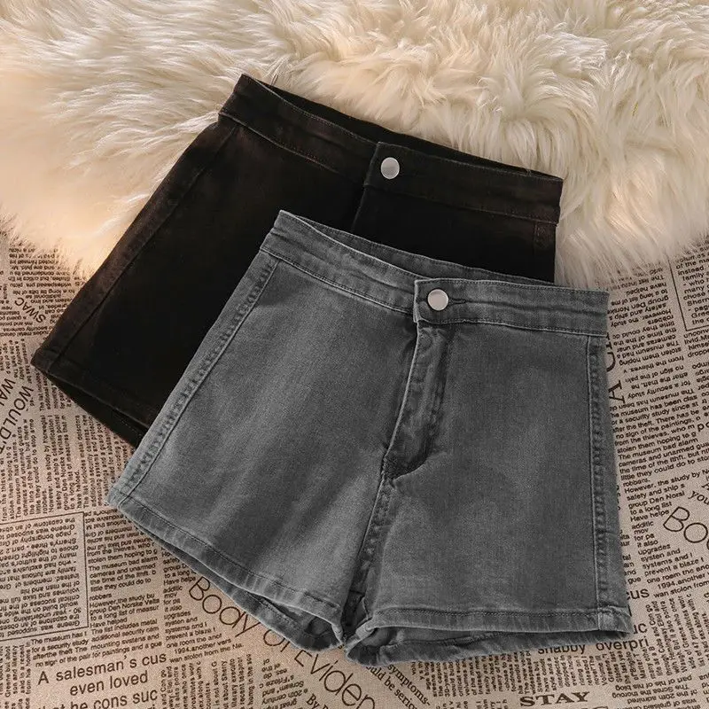 Stretch denim shorts for women in summer 2023, high waisted and tight fitting women's trendy hot pants, supermodel short jeans