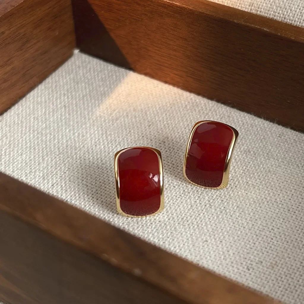 Женские серьги-гвоздики в форме буквы C сладкого красного цвета простая